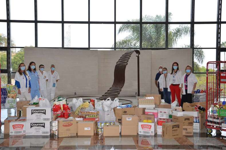 Momento de la entrega de productos de primera necesidad (Foto TA)